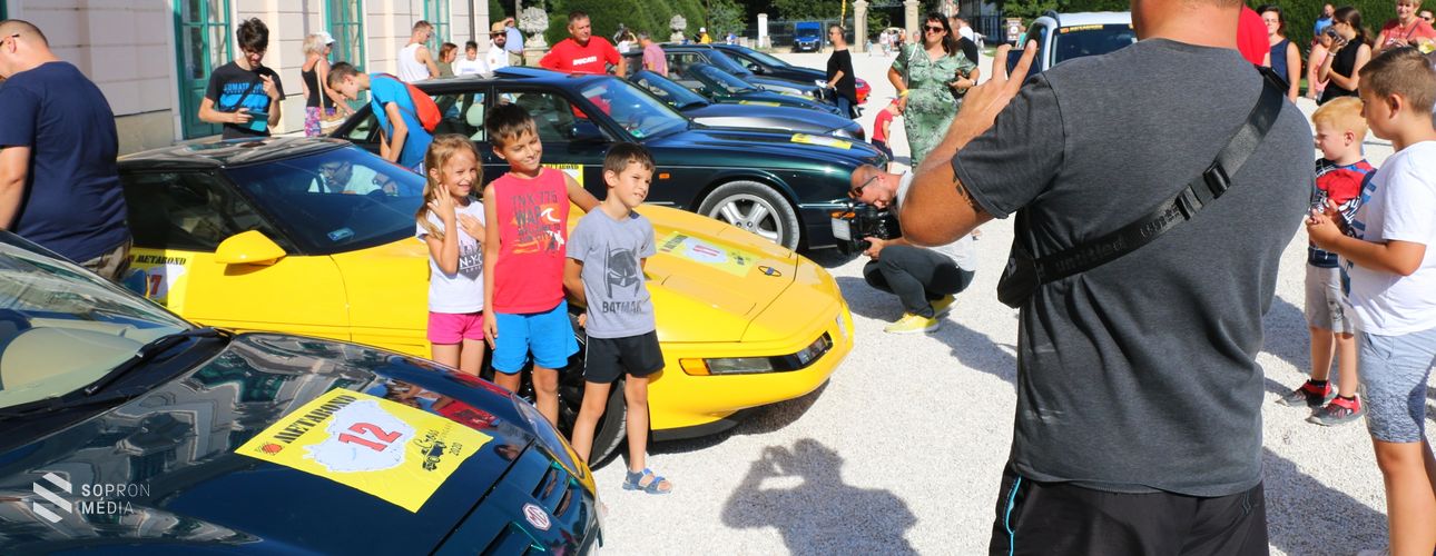 A Cross Hungary autós élménytúra a fertődi Esterházy-kastélyban