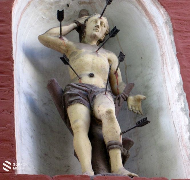 Szent Sebestyén szobra a Gombócvár oromzati fülkéjében