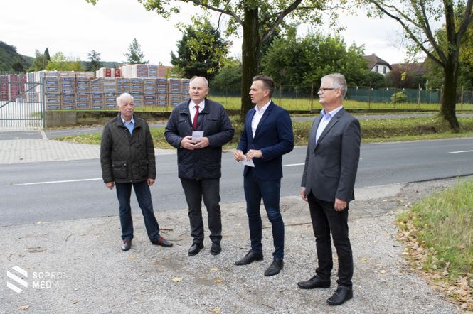 Mágel Ágost képviselő, dr. Simon István alpolgármester, dr. Farkas Ciprián polgármester és Stöckert Tamás képviselő a sajtótájékoztatón