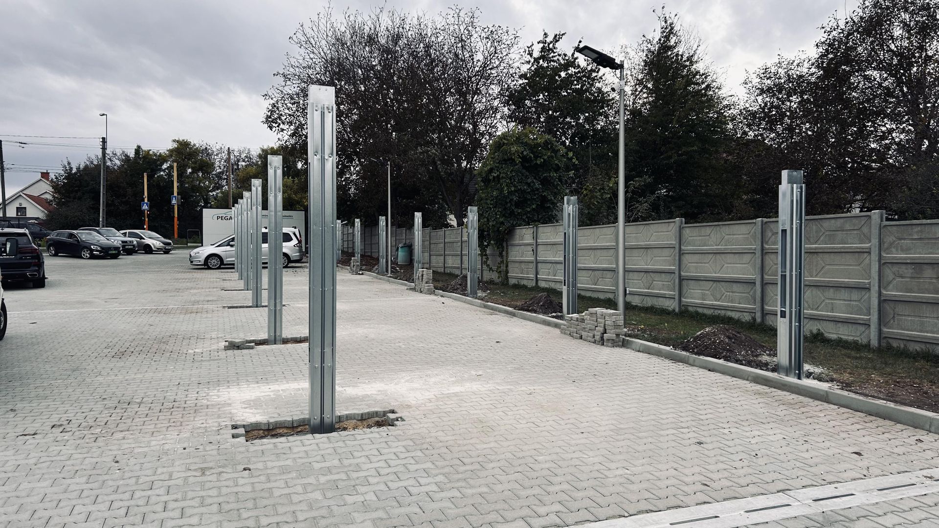 Tartó oszlopok bebetonozva