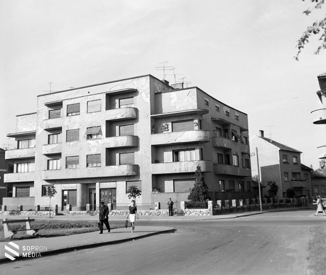 Frankenburg út 6., Winkler-ház. Jobbra a Zsilip utca. 1968. 