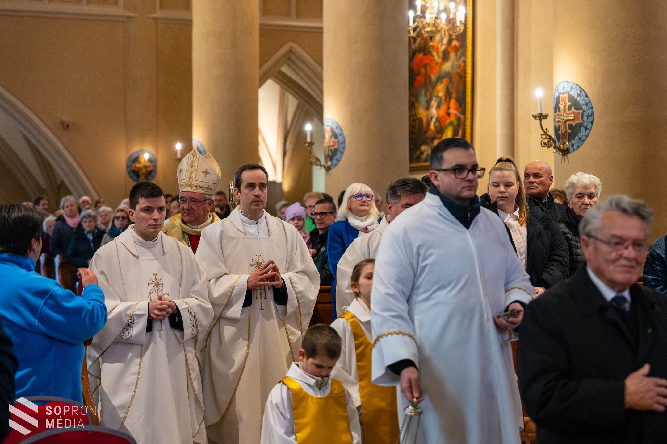 Dr. Veres András megyéspüspök celebrálta húsvéthétfőn a szentmisét Sopronban