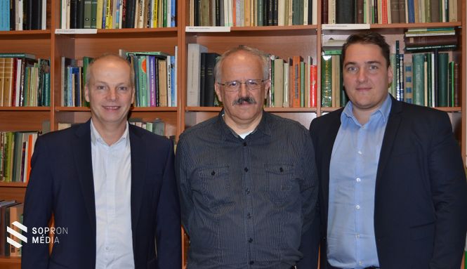 (balról jobbra) Dr. Martin Münsterkötter, Dr. Sipos György, Dr. Kovács Gábor, a soproni Funkcionális Genomika és Bioinformatika Kutatócsoport tagjai