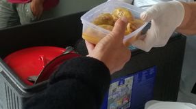 Ételt osztottak szombaton a GYSEV munkatársai