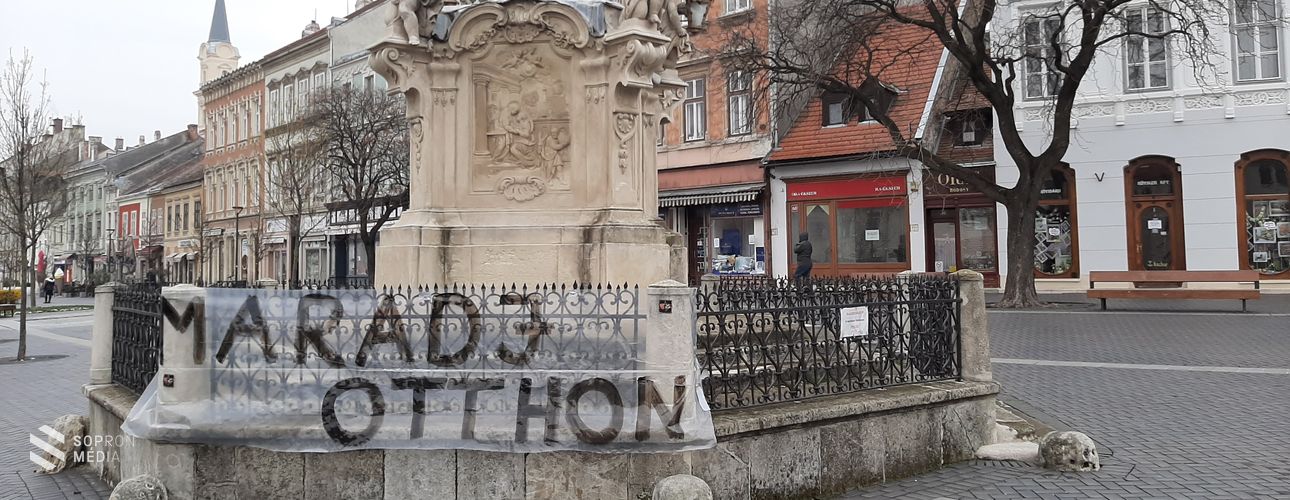 Óriásplakátokon üzennek egymásnak a soproniak