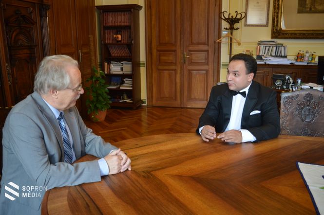 dr. Fodor Tamás és Mága Zoltán a polgármesteri irodában
