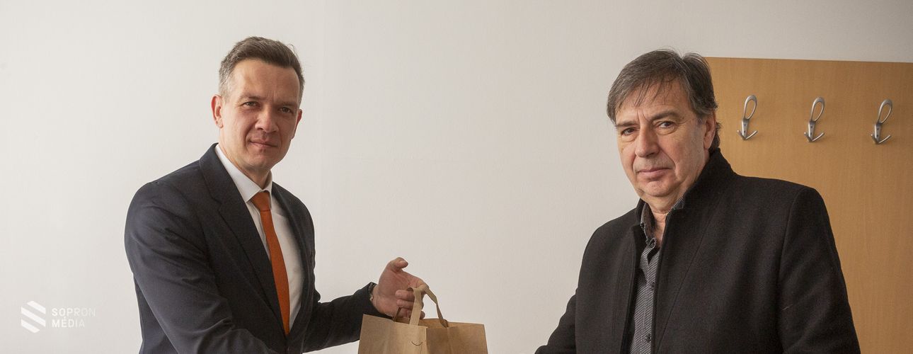 Átadták az ingyenes LED-izzókat a soproni háztartásoknak