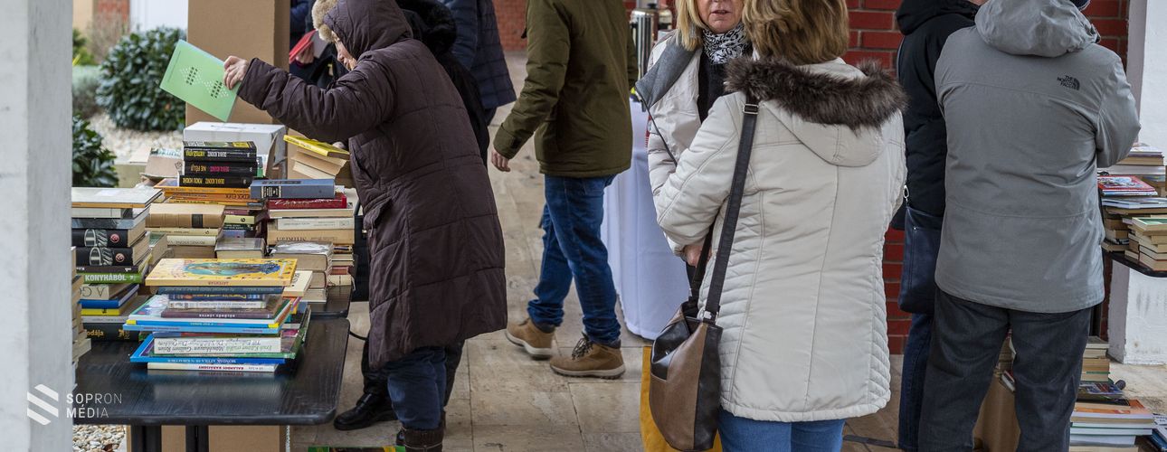 Jótékonysági könyvvásárt tartottak a Jereván lakótelepen