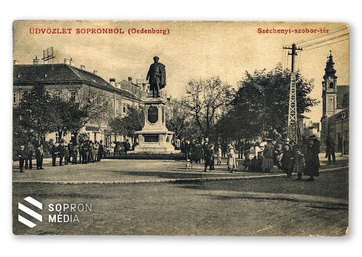Sopron első díszpolgárának a szobra, háttal a térnek