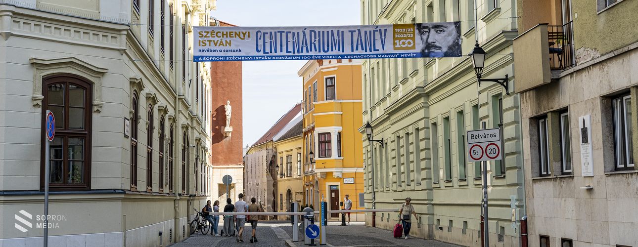 A Soproni Széchenyi István Gimnázium 100 éve viseli Széchenyi István nevét