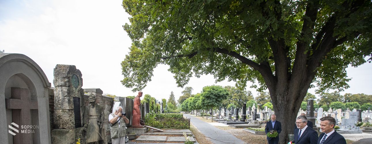 Koszorúzással emlékeztek meg az ágfalvi csata hőseiről