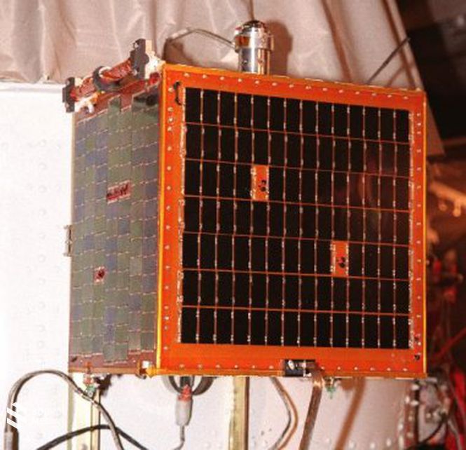 SEDSat-1 a Delta-7326 második fokozatán. A mikroműhold felső oldalán látható a kinyúló PAL-optika 