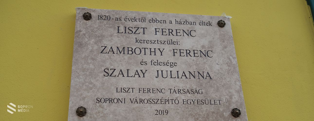Emléktáblát kaptak Liszt Ferenc keresztszülei a patikakoncerten