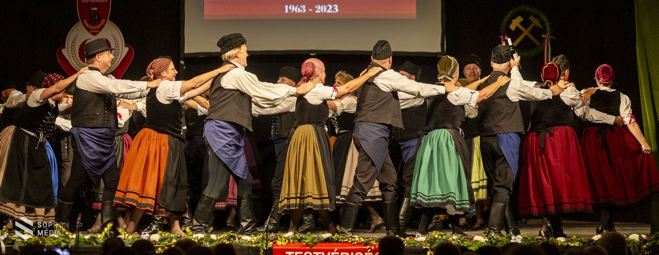 Mesterségünk címere – jubileumi gálaműsort rendezett a Testvériség Táncegyüttes