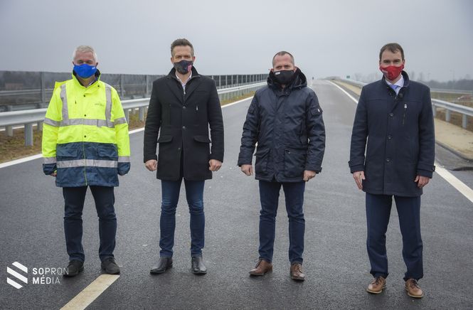 A forgalom elindulása előtt megtekintette a beruházást Barcza Attila országgyűlési képviselő, Farkas Ciprián polgármester, Gyopáros Alpár kormánybiztossal és a kivitelező cég szakembereivel. 