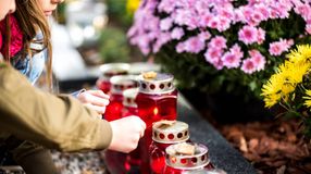 Mit ünneplünk mindenszentek és halottak napján?