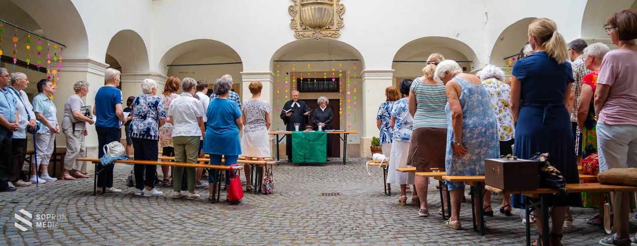 Kétnyelvű istentiszteletet tartottak az államalapítás ünnepén