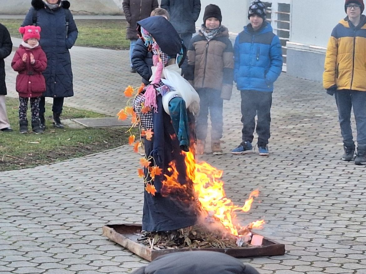 Kiszézés az iskola udvarán