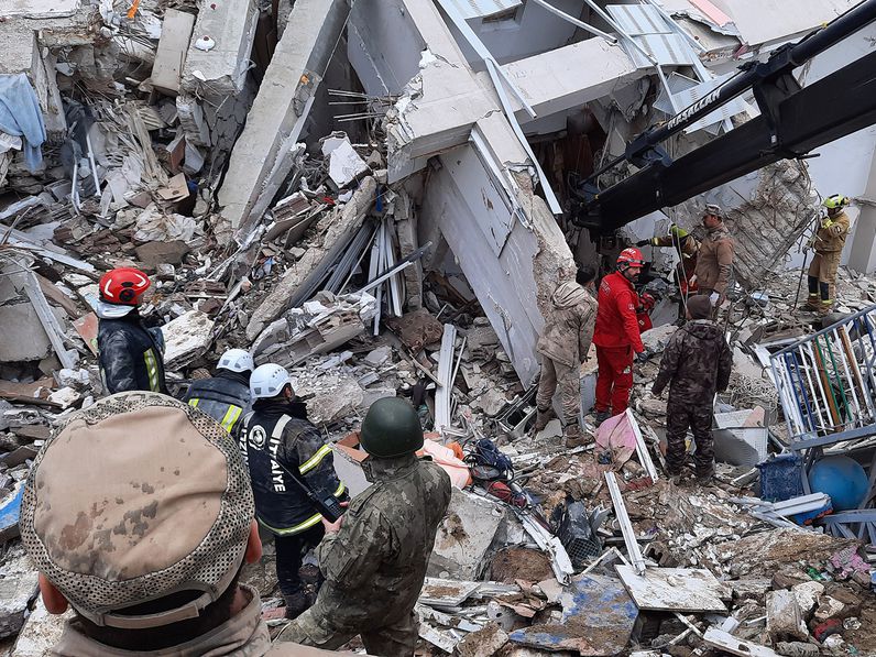 Török-szíriai földrengés: több embert kiemeltek már a romok alól a magyar tűzoltók