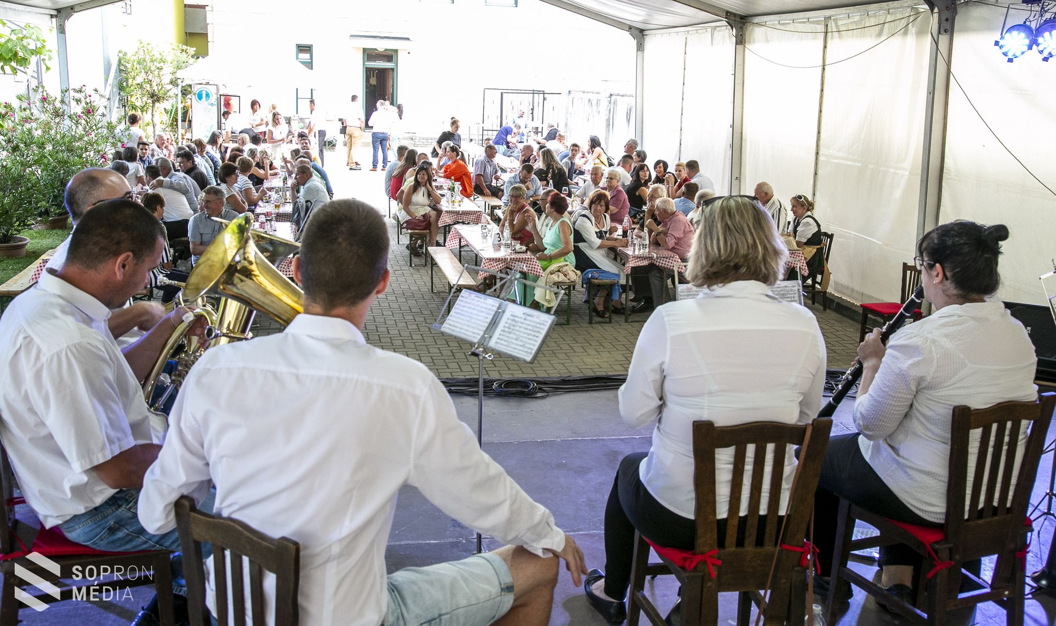 Hagyományőrző zenei találkozót tartottak Fertődön