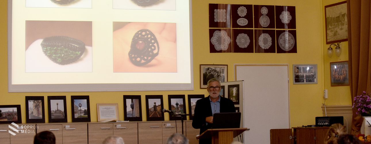 Előadás az év fáiról és a virágos Sopronról