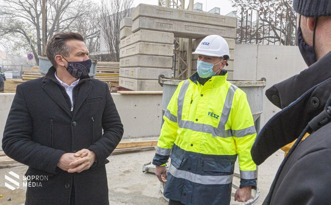 Dr. Farkas Ciprián polgármester, és Khaut András, FÉSZ Zrt. (j)