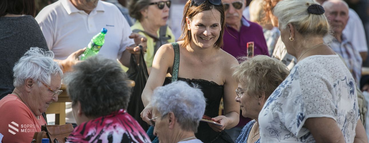 Jelmezes színészek a vásári forgatagban. A Soproni Szüreten is részt vett a műsorfüzet-kommandó