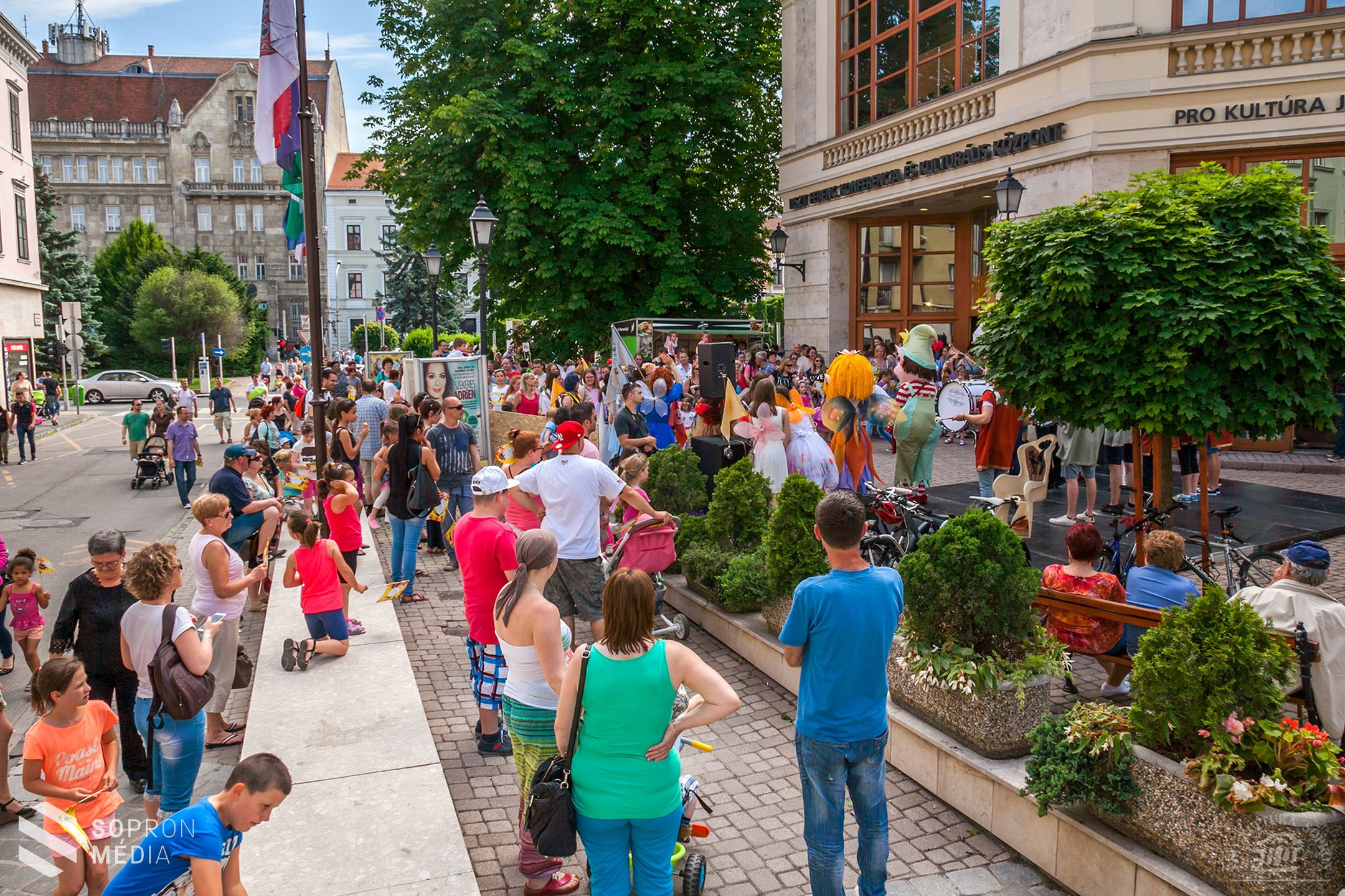 Tündérek és manók százai vonultak Sopronban
