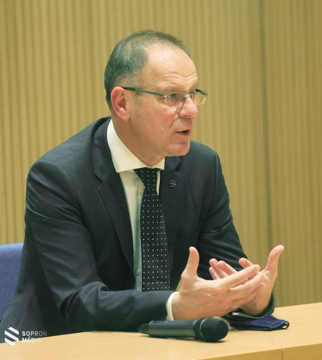 Navracsics Tibor, az Északnyugat-magyarországi Gazdaságfejlesztési Zóna komplex fejlesztéséért felelős kormánybiztos