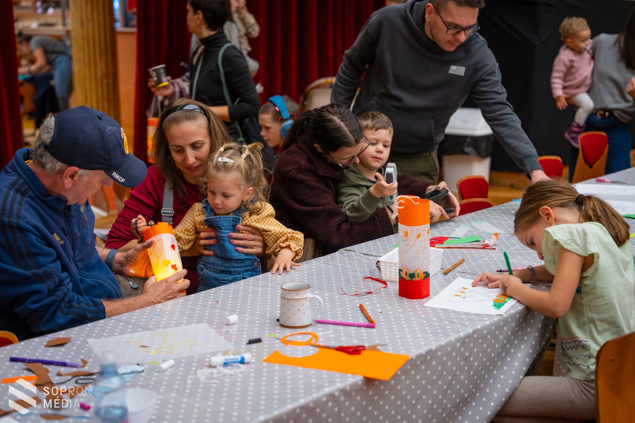 Lámpás felvonulással ünnepelték Szent Márton napját az Erzsébet-kertben