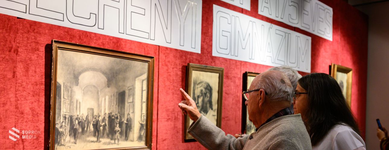 Művésztanárok a Széchenyi-gimnáziumban – látványos tárlat nyílt a Munkácsy Teremben