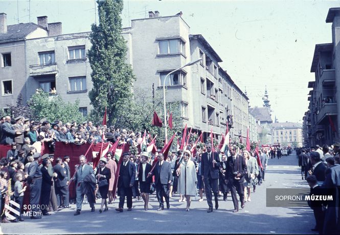 Dísztribün a Május 1. téren (Finta Béla, 1967.)