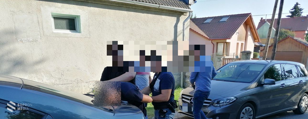  A soproni Várkerületen történt fegyveres rablás feltételezett elkövetőit fogták el a rendőrök - videó
