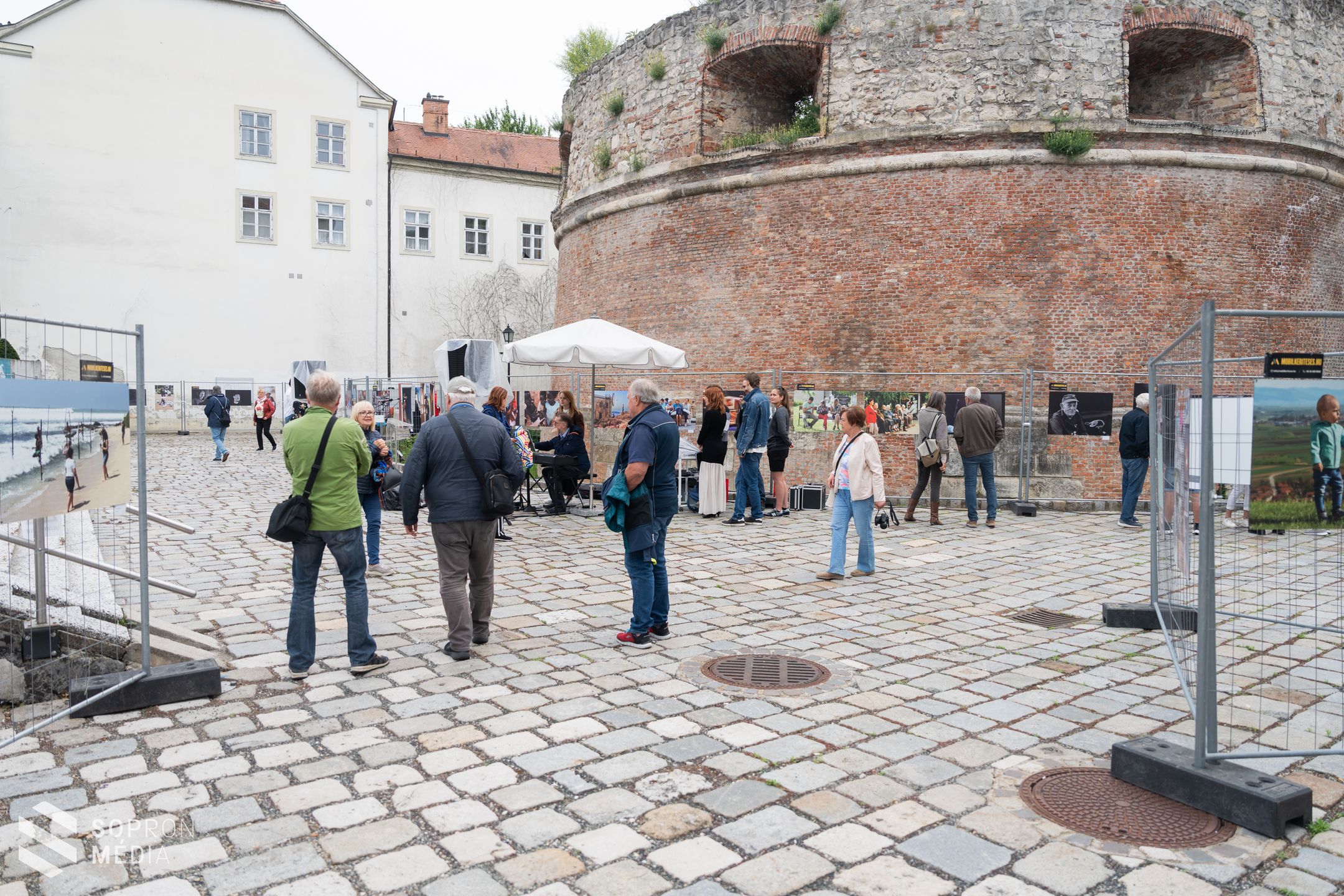 Emberek körülöttünk – Nemzetközi fotókiállítás nyílt a Rondella bástyagödörben