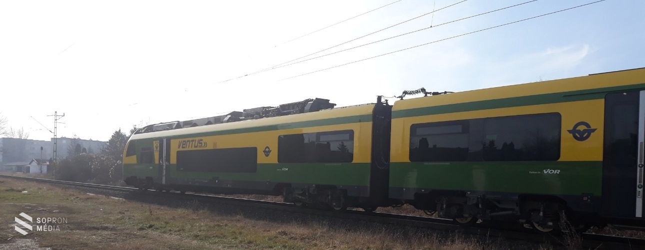 Vonattal ütközött össze egy autó Sopronban