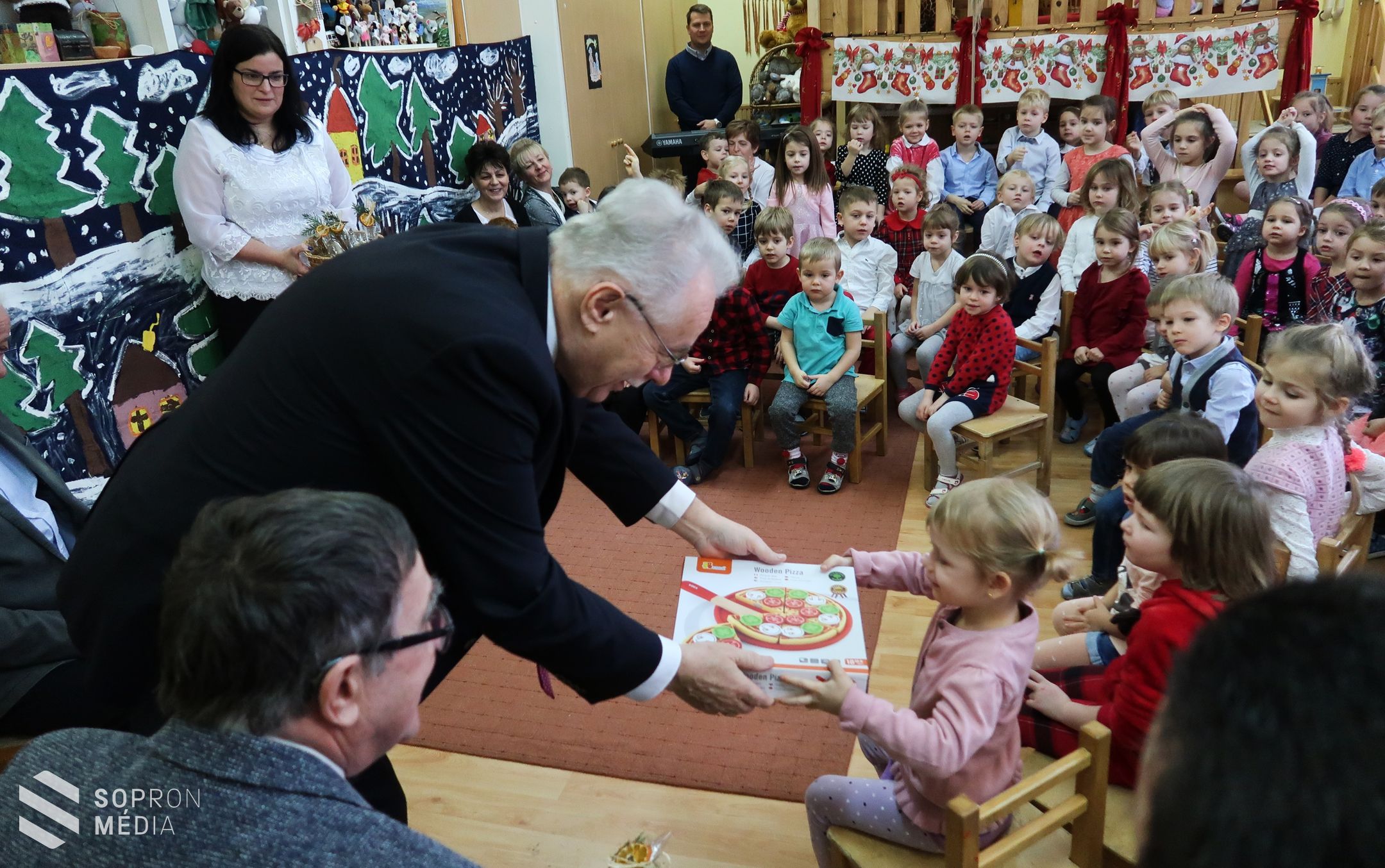 Megajándékozta az önkormányzat az óvodásokat
