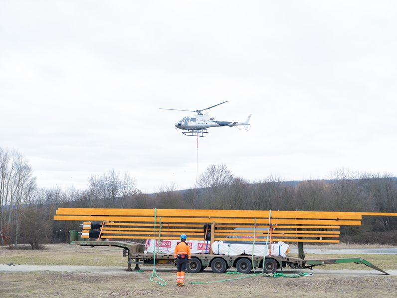 Helikopterrel szállították a Várhelyre az épülő új kilátó szerkezeti elemeit