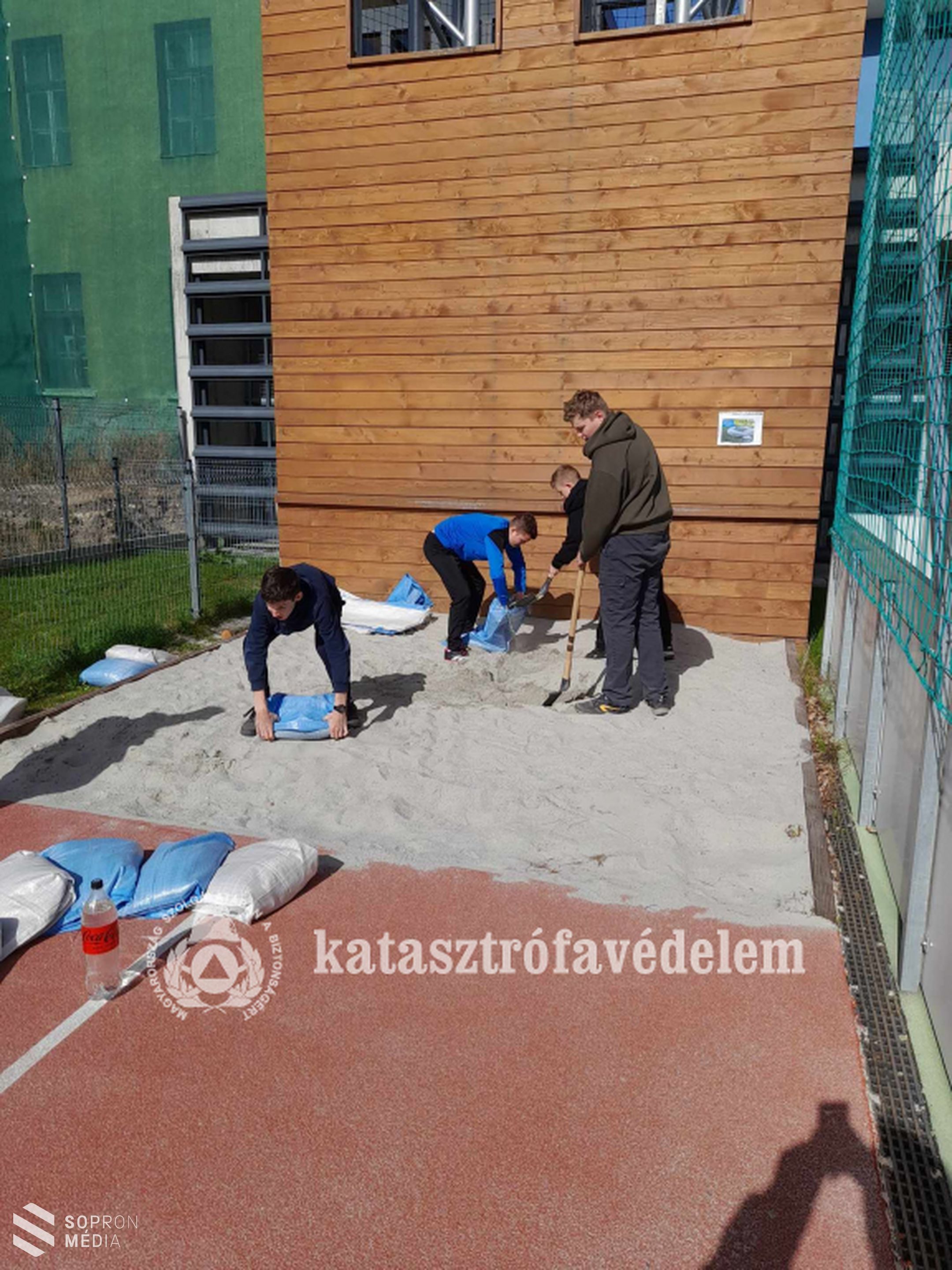 Ifjúsági katasztrófavédelmi versenyt tartottak Sopronban