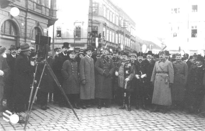 Készül a filmhiradó az átadási ünnepségről a Széchenyi téren. (A kép közepén egymás mellett áll Ullein Antal attasé és Guilleaume Árpád tábornok, főkormánybiztos.) 