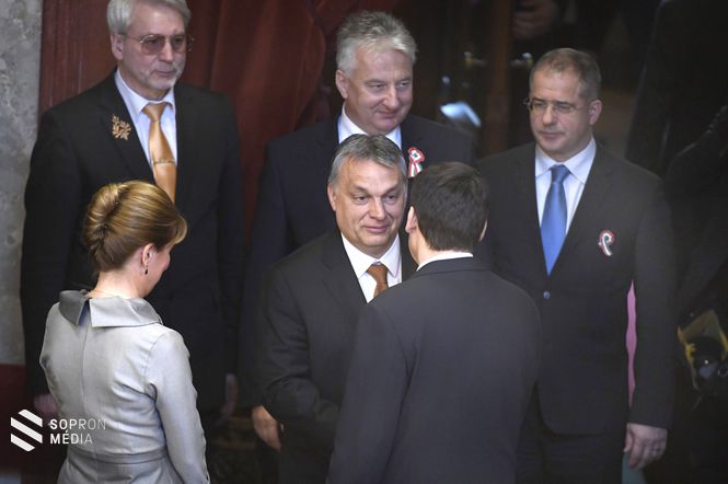 Orbán Viktor miniszterelnök gratulál Áder János újraválasztott köztársasági elnöknek (háttal) az Országgyűlés plenáris ülésén 2017. március 13-án.