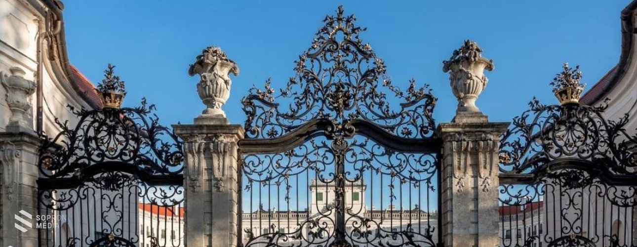 Útlezárás a kastély előtt Fertődön