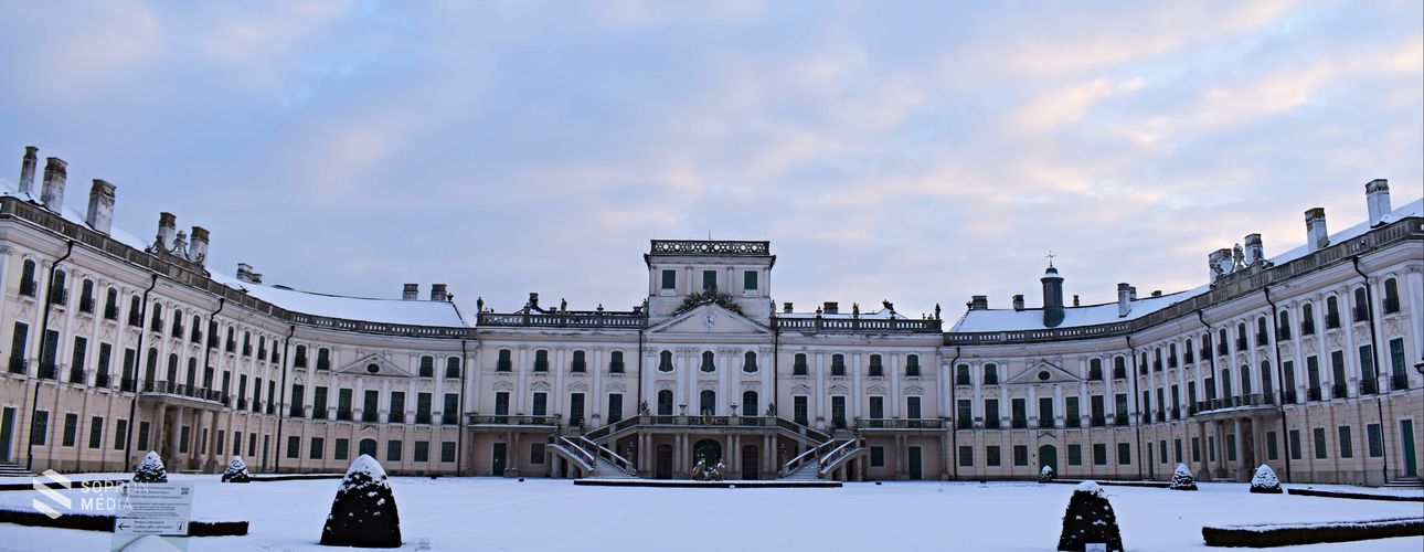A fertődi Esterházy-kastély videója a hófödte Eszterházáról

