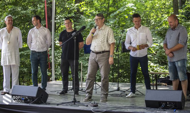 Taschner Tamás szervező, Barcza Attila országgyűlési képviselő, Dr. Mrenka Attila régész, Dr. Jámbor László, a TAEG Zrt. vezérigazgatója, Dr. Farkas Ciprián városi tanácsnok és Bánáti László szervező a megnyitón.