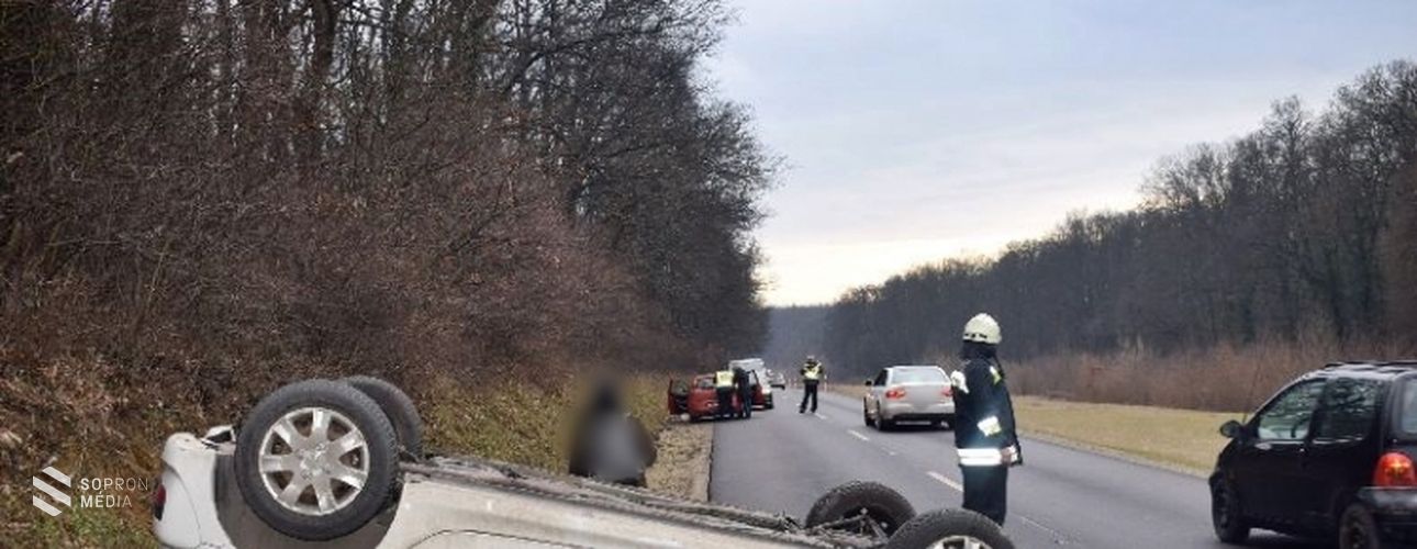 Felborult egy autó Sopron és Balf között