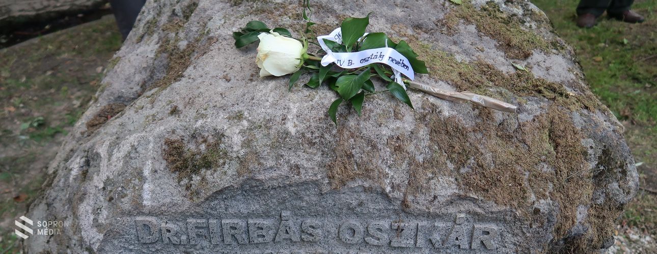 Dr. Firbás Oszkár erdőmérnök tanár emlékére emlékkő-asztalt avattak a Fehér Dániel forrás mellett