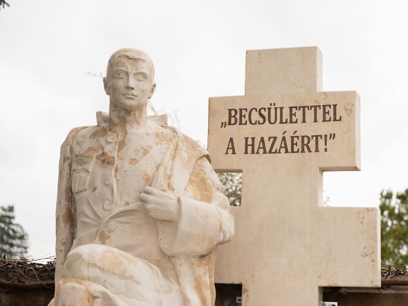 „Becsülettel a hazáért!” - Felavatták a felújított Szántó Róbert síremléket a Szent Mihály temetőben