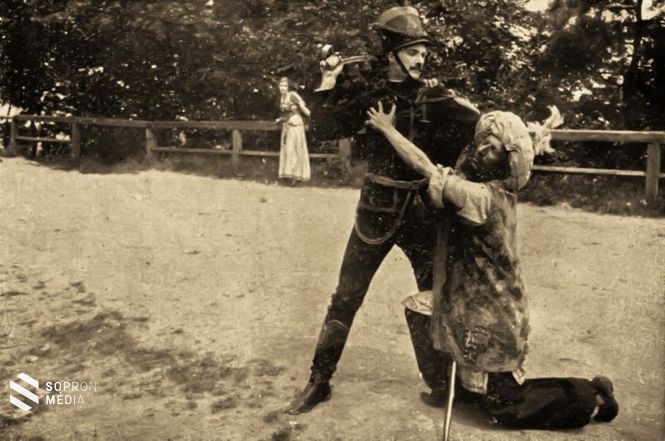 JÁNOS VITÉZ (1916) - „Tartsd meg mindenedet, gyáva élhetetlen! Kezem által halni vagy te érdemetlen. Hordd el magad innen, vidd hírűl hazádnak, Haramja fiai hogy és mikép jártak.” (Deésy Alfréd, a háttérben Góth Annie).  