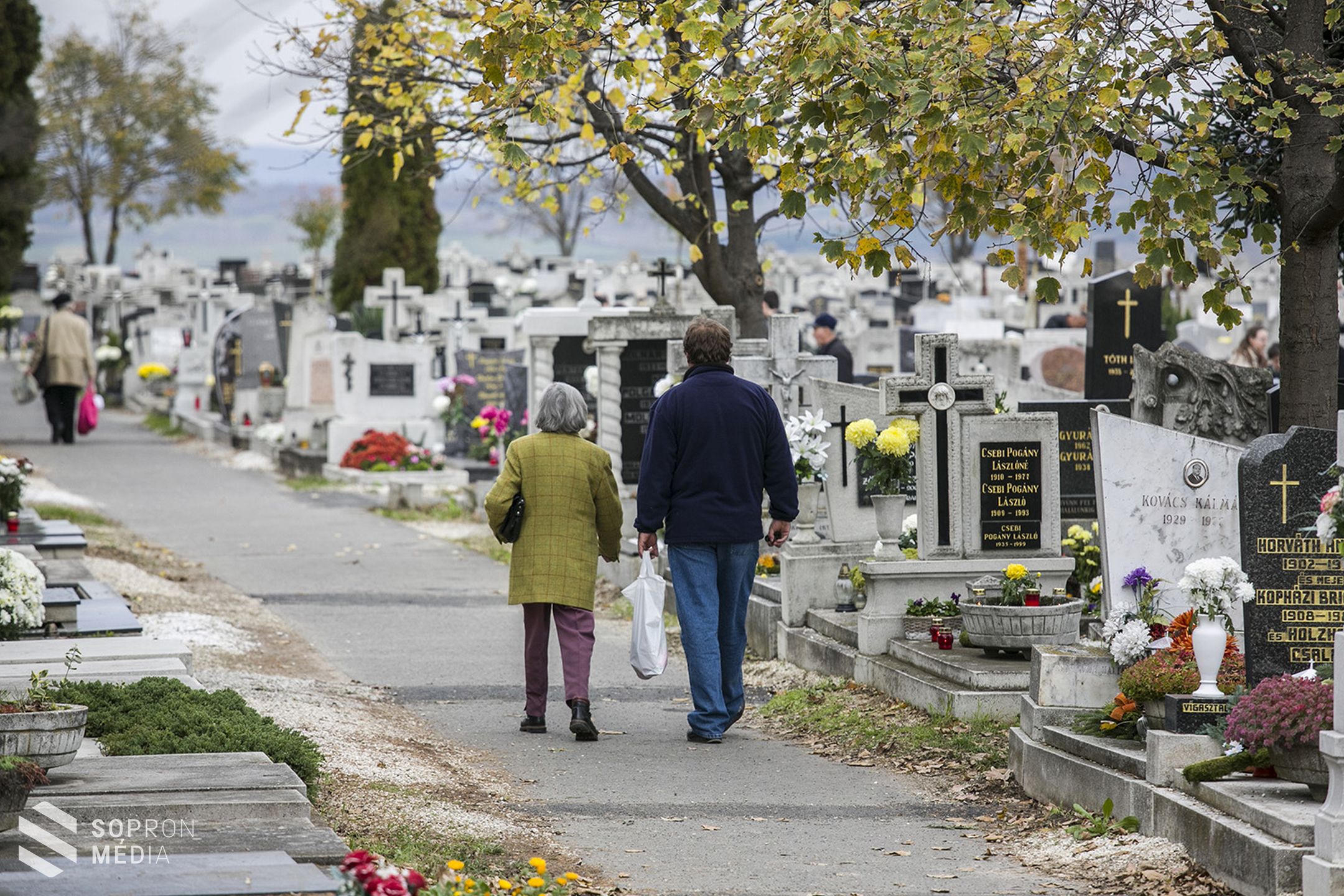 Nagy a forgalom a temetőknél (Galéria)
