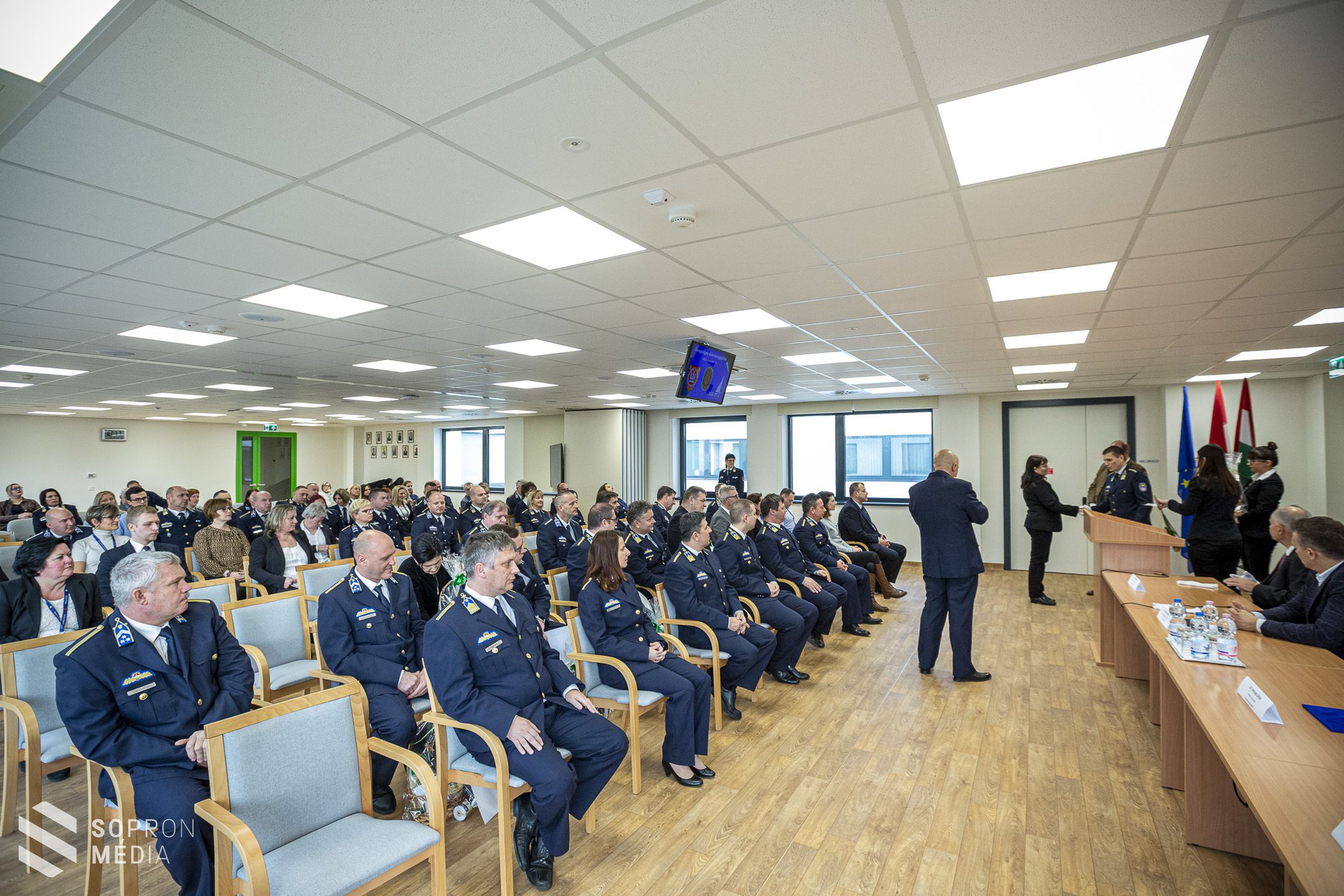 A Soproni Rendőrkapitányság munkatársait díjazták a rendészeti központban