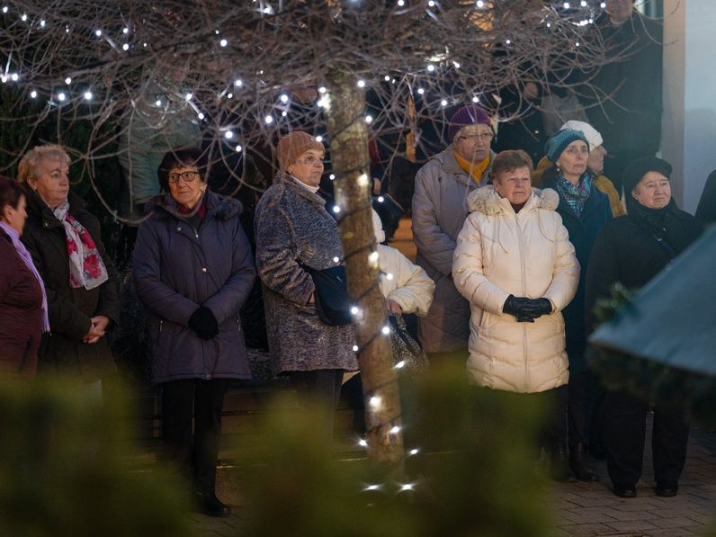 Adventi gyertyagyújtás a Jereván lakótelepen